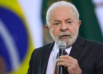 Grupo de 33 deputados protocola novo pedido de impeachment contra Lula