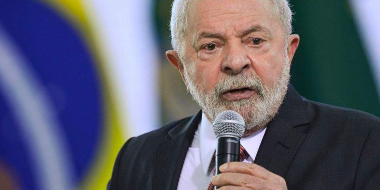 Grupo de 33 deputados protocola novo pedido de impeachment contra Lula