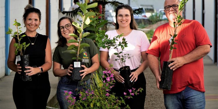 DIA INTERNACIONAL DA MULHER COM CURSOS DE CAPACITAÇÃO E DOAÇÃO DE MUDAS FRUTÍFERAS