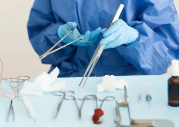 Médico não pode denunciar mulher que fizer aborto, decide STJ; entenda
