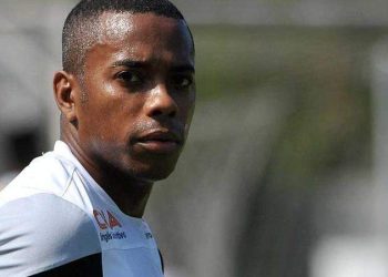 Defesa de Robinho afirma ao STJ que o jogador vai entregar o passaporte