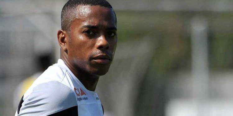 Defesa de Robinho afirma ao STJ que o jogador vai entregar o passaporte