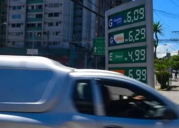 Após volta de impostos federais, preço da gasolina no ES passa de R$ 6