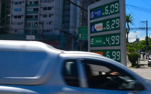 Após volta de impostos federais, preço da gasolina no ES passa de R$ 6