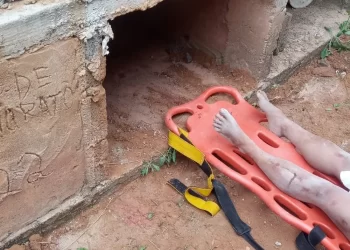 Mulher pede socorro e é resgatada de túmulo no interior de MG