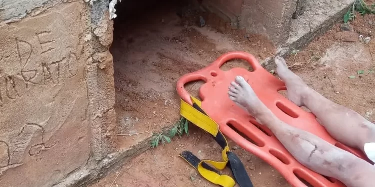 Mulher pede socorro e é resgatada de túmulo no interior de MG