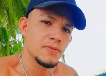 Jovem é alvejado por três tiros durante abordagem policial no bairro porto