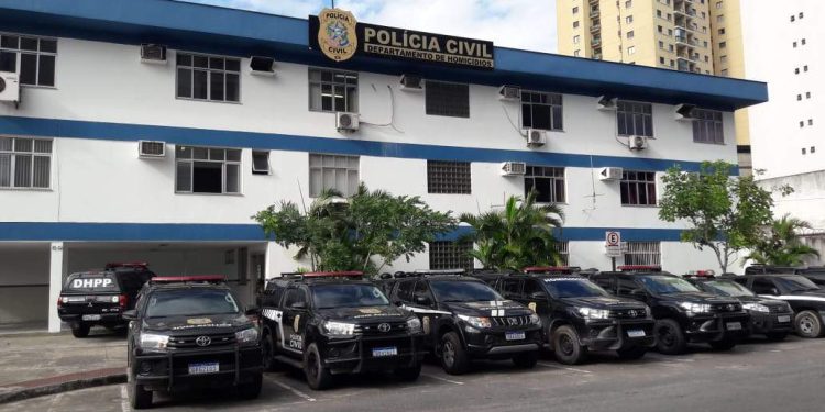 Idosa de 84 anos é assassinada em Jardim Camburi e filho é preso