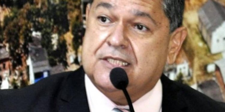 Paulo Fundão ou Paulo Lampião – Presidente da Câmara de Vereadores de São Mateus tenta intimidar vereadores indo armado para sessão e escoltado por capataz