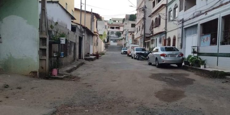 Homem é morto a tiros ao passar de moto por rua do Espirito Santo