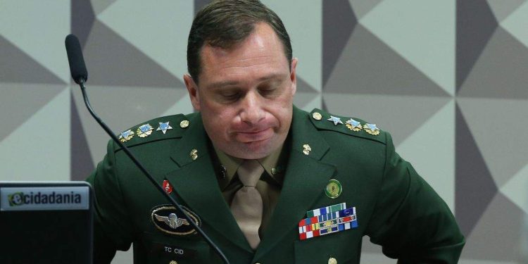 Ex-ajudante de Bolsonaro, Mauro Cid assina delação premiada com a PF
