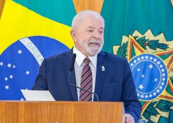 Argentina precisa de presidente que respeite a democracia, diz Lula