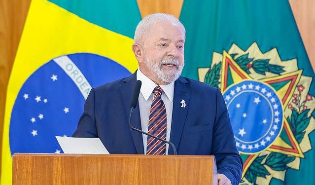 Argentina precisa de presidente que respeite a democracia, diz Lula
