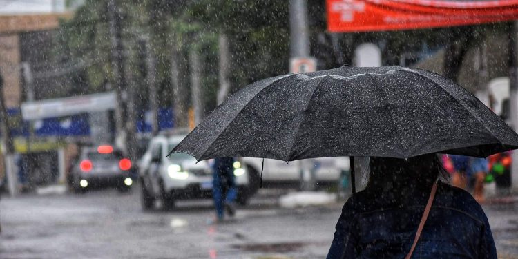 Fevereiro começa com alerta de tempestade e queda de granizo em 29 cidades do ES