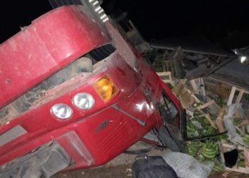 Motorista fica preso às ferragens e morre após acidente no Espirito Santo