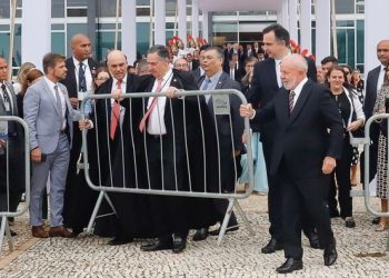 Lula, Pacheco e Barroso retiram juntos grades do STF em gesto pós 8/1
