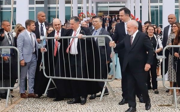 Lula, Pacheco e Barroso retiram juntos grades do STF em gesto pós 8/1