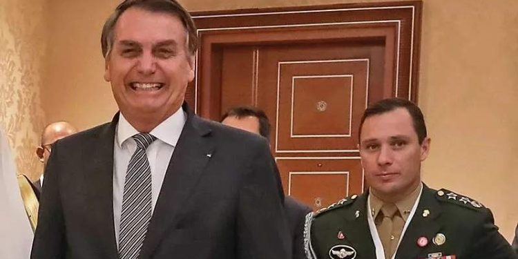 PF indicia Bolsonaro e Mauro Cid por fraudes em carteira de vacinação da covid-19