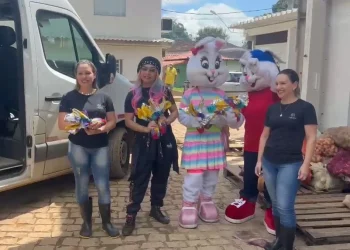 Voluntários entregam 2 mil ovos de chocolate para crianças em Mimoso do Sul