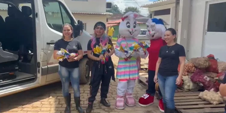 Voluntários entregam 2 mil ovos de chocolate para crianças em Mimoso do Sul
