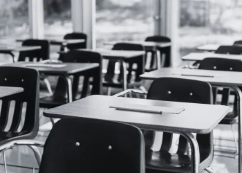 Aluno de 14 anos agride professor em escola do ES e vai parar na delegacia no ES