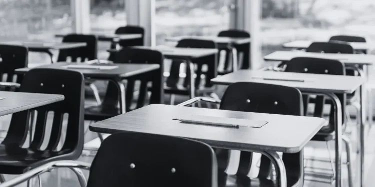 Aluno de 14 anos agride professor em escola do ES e vai parar na delegacia no ES