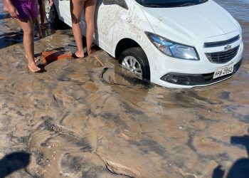 Motorista embriagado tenta transformar carro em lancha e fica atolado na Praia de Guriri