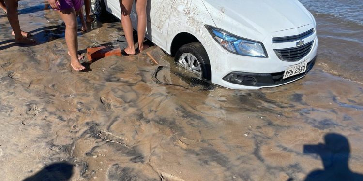 Motorista embriagado tenta transformar carro em lancha e fica atolado na Praia de Guriri