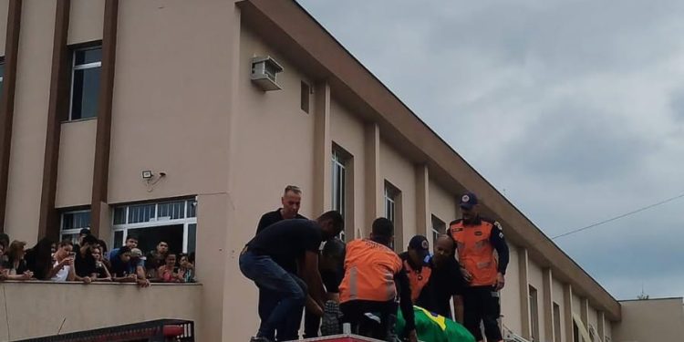 Homenagens, choro e comoção marcam despedida de Jozail do Bombeiro