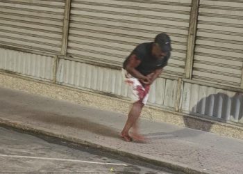 VÍDEO: Idoso é esfaqueado durante assalto no centro de São Mateus