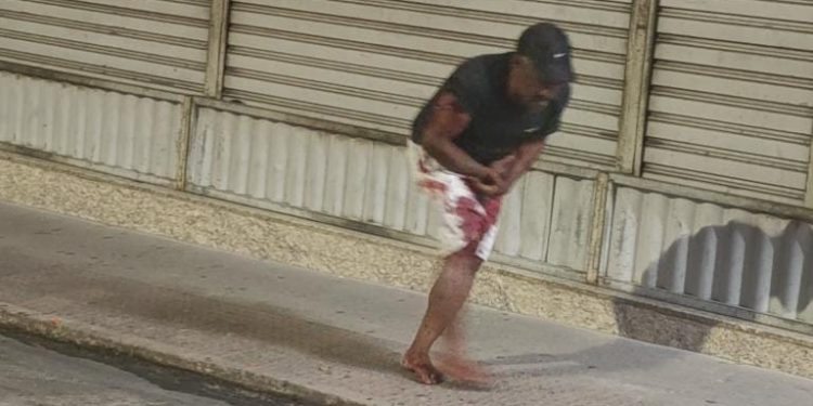 VÍDEO: Idoso é esfaqueado durante assalto no centro de São Mateus