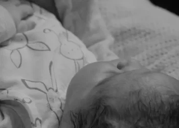 Tragédia em São Mateus: Bebê de 1 ano morre após cair da cama