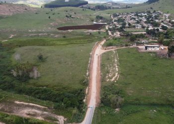 Prefeito Zé Luiz Mendes acompanha início das obras de asfaltamento em Zeca do Bilim ao lado do Superintendente Regional do DER