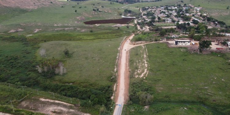 Prefeito Zé Luiz Mendes acompanha início das obras de asfaltamento em Zeca do Bilim ao lado do Superintendente Regional do DER