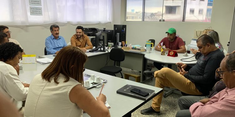 Ecoporanga – Prefeito Zé Luíz Mendes se reúne com diretoria do SISPMEC para discutir reajuste salarial do magistério