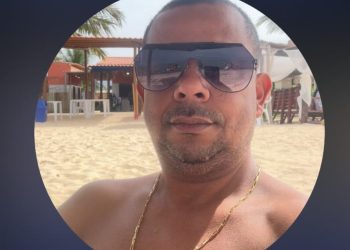 "João Carlos de Araújo Santos, conhecido como Carlinhos do Escapamento, teve documentos encontrados no veículo. Ele prestou depoimento, mas ainda não há confirmação oficial sobre sua participação no caso."