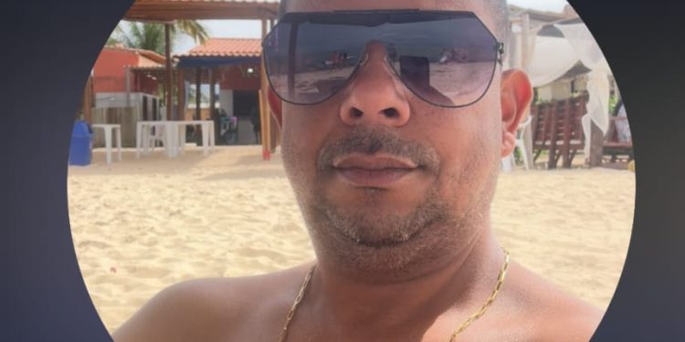 "João Carlos de Araújo Santos, conhecido como Carlinhos do Escapamento, teve documentos encontrados no veículo. Ele prestou depoimento, mas ainda não há confirmação oficial sobre sua participação no caso."