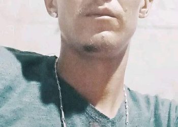 🚨 VÍDEO: Jovem é morto a tiros em plena rua no Carapina, em São Mateus — mulher é baleada