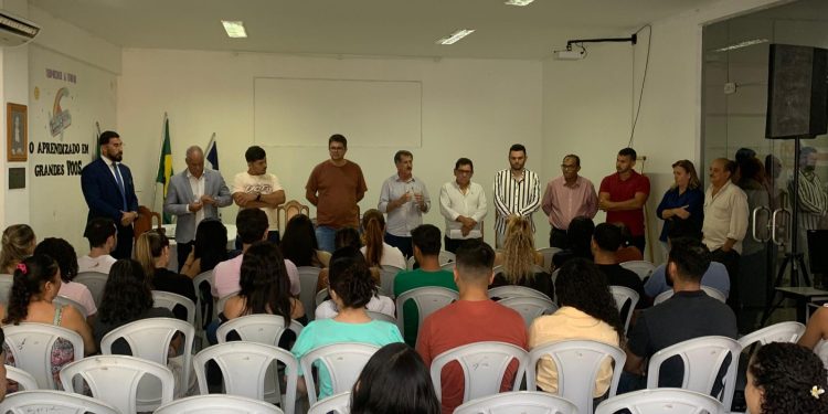 Boa notícia para os estudantes: Prefeito Zé Luiz Mendes anuncia bolsa de R$ 300 para universitários