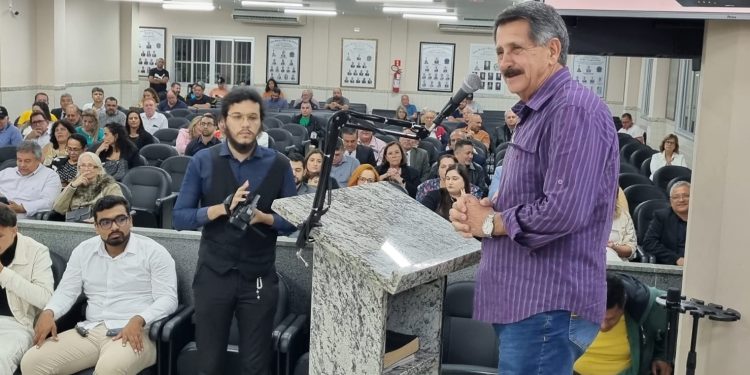 Prefeito Zé Luiz Mendes participa de palestra sobre Democracia e Eleições em Barra de São Francisco