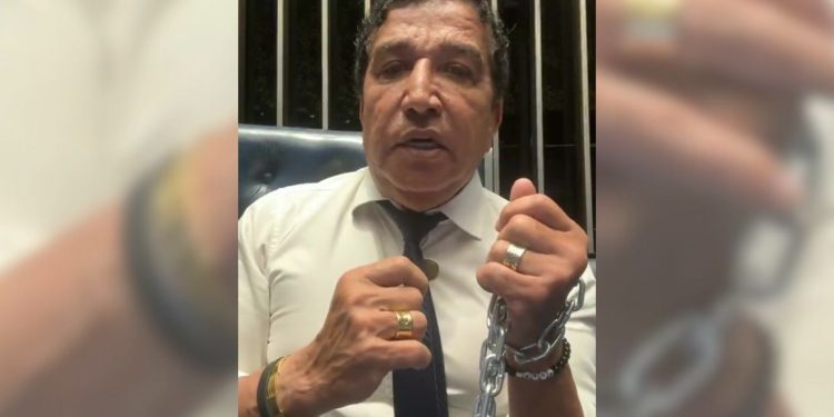 Magno Malta dá chilique e se acorrenta no Senado em protesto contra prisão de Bolsonaro