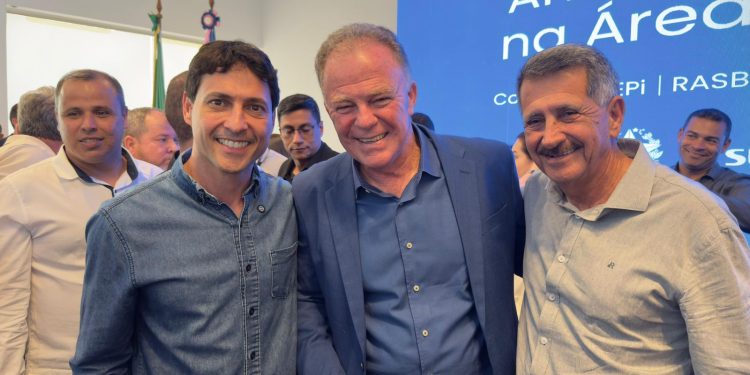 Prefeito Zé Luiz Mendes participa de solenidade sobre investimentos em saúde no Palácio Anchieta