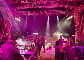 Sucesso absoluto no primeiro dia do Ecoporanga AgroShow: Barões da Pisadinha arrastam multidão