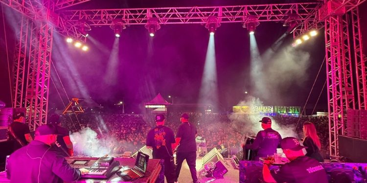 Sucesso absoluto no primeiro dia do Ecoporanga AgroShow: Barões da Pisadinha arrastam multidão