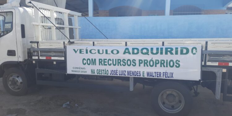 Novo caminhão reforça estrutura da Secretaria de Agricultura de Ecoporanga