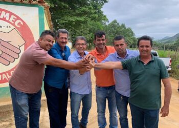Prefeito Zé Luiz anuncia início imediato da obra de 2 km de calçamento na saída para Prata dos Baianos