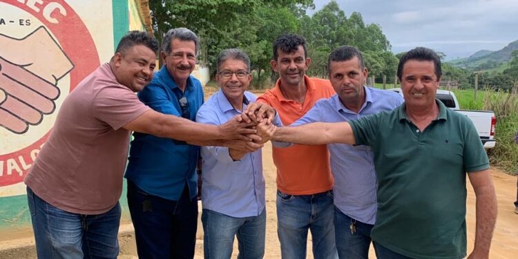 Prefeito Zé Luiz anuncia início imediato da obra de 2 km de calçamento na saída para Prata dos Baianos