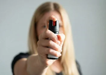 Mulheres podem comprar e usar spray de pimenta para defesa pessoal