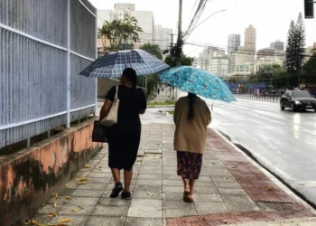 Tempestade ameaça cidades do ES com chuva forte e ventos de até 100 km/h