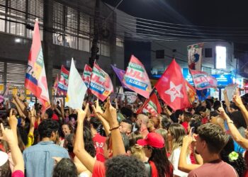 Manifestação em apoio à reeleição de Lula reúne estudantes e trabalhadores nas ruas de São Mateus